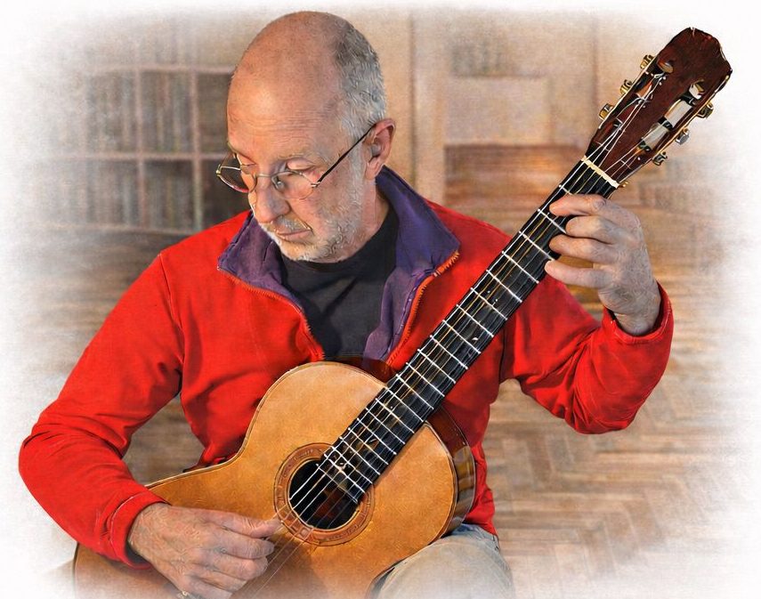 Gitarrenbauer Gert Petersen mit einer seiner handgebauten Konzertgitarren