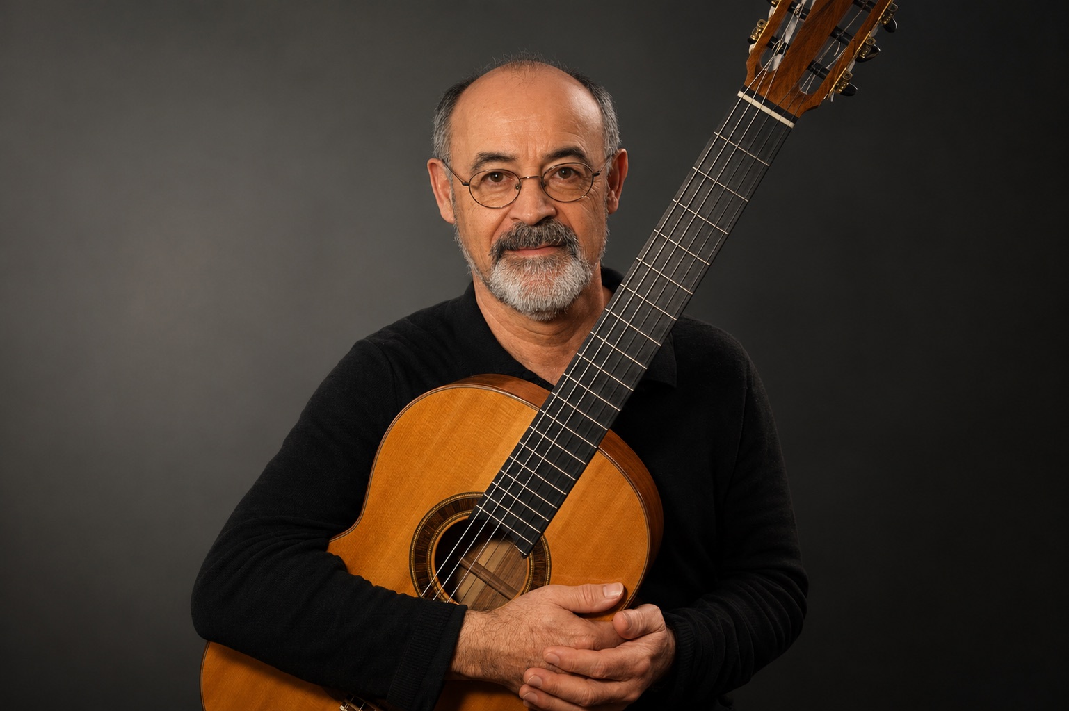 Porträt von Antonio Cosenza mit Konzertgitarre